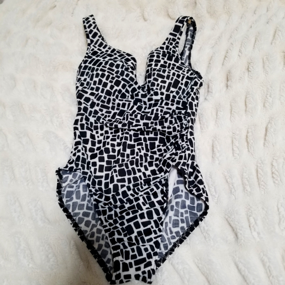 Miraclesuite women's Swimsuit Size 10
